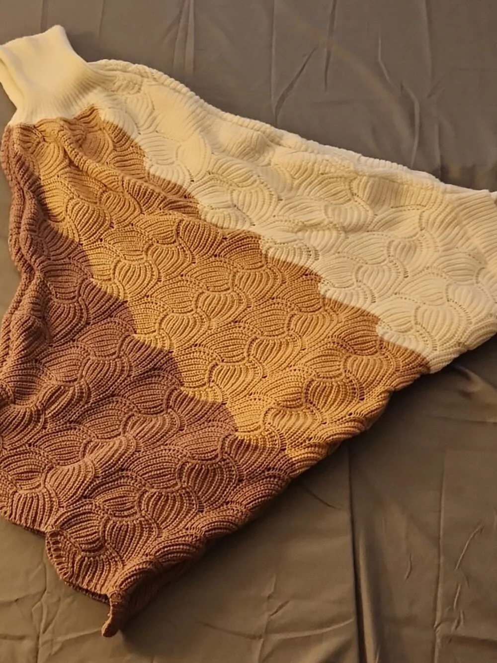 Women’s Plus 1X Cream Tan Brown Colorblock Knit Scallop Hem Sweater